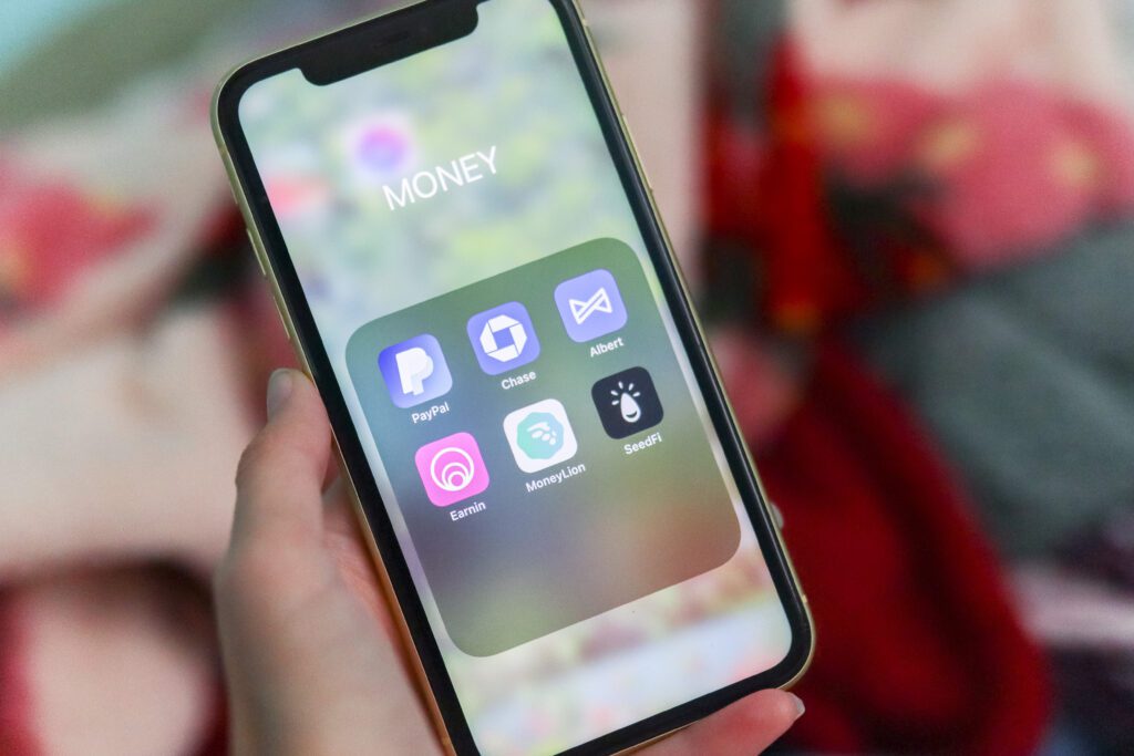 popular phone apps to borrow $200 displayed on a phone screen